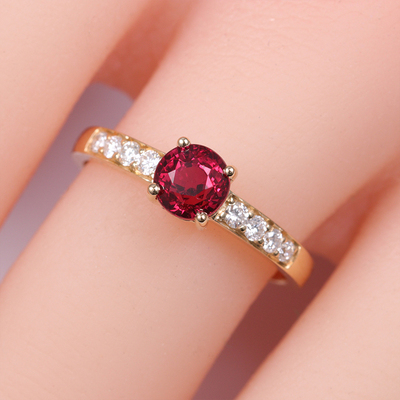 18k金天然红宝石戒指 钻石镶嵌点缀女高级彩宝
